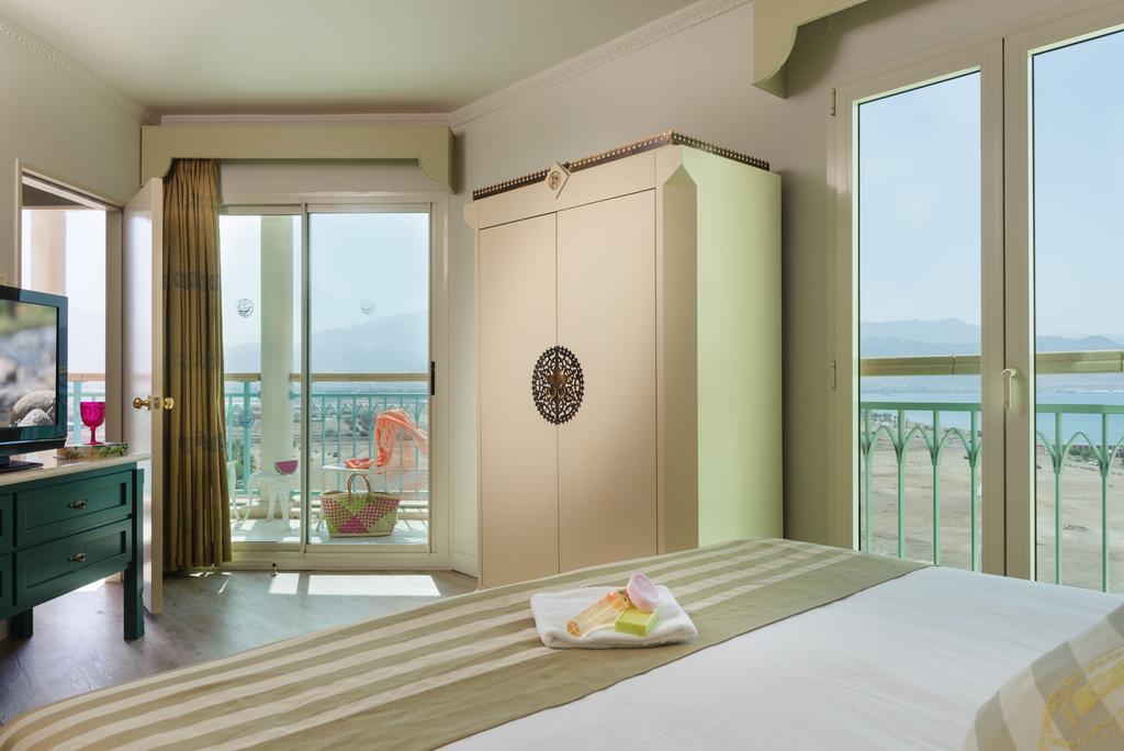 Herods Boutique Eilat A Premium Collection By Fattal Hotels Стая снимка A bedroom with a wardrobe